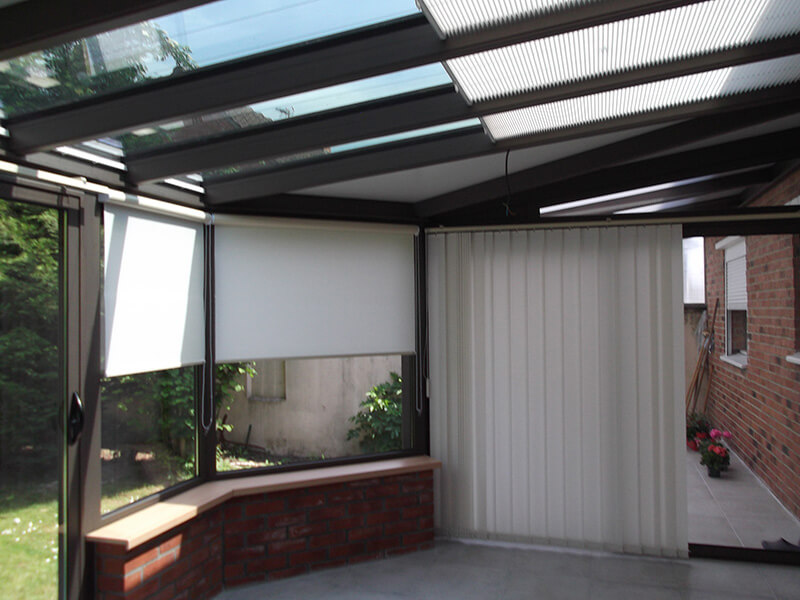 combinaison de stores plissés en toiture, de stores à bandes verticales et de stores à enrouleur avec coffres intégrés
