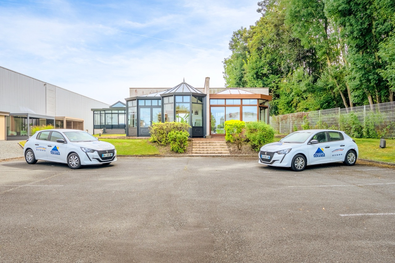 Parking avec 2 voitures et un ensemble de véranda en présentation