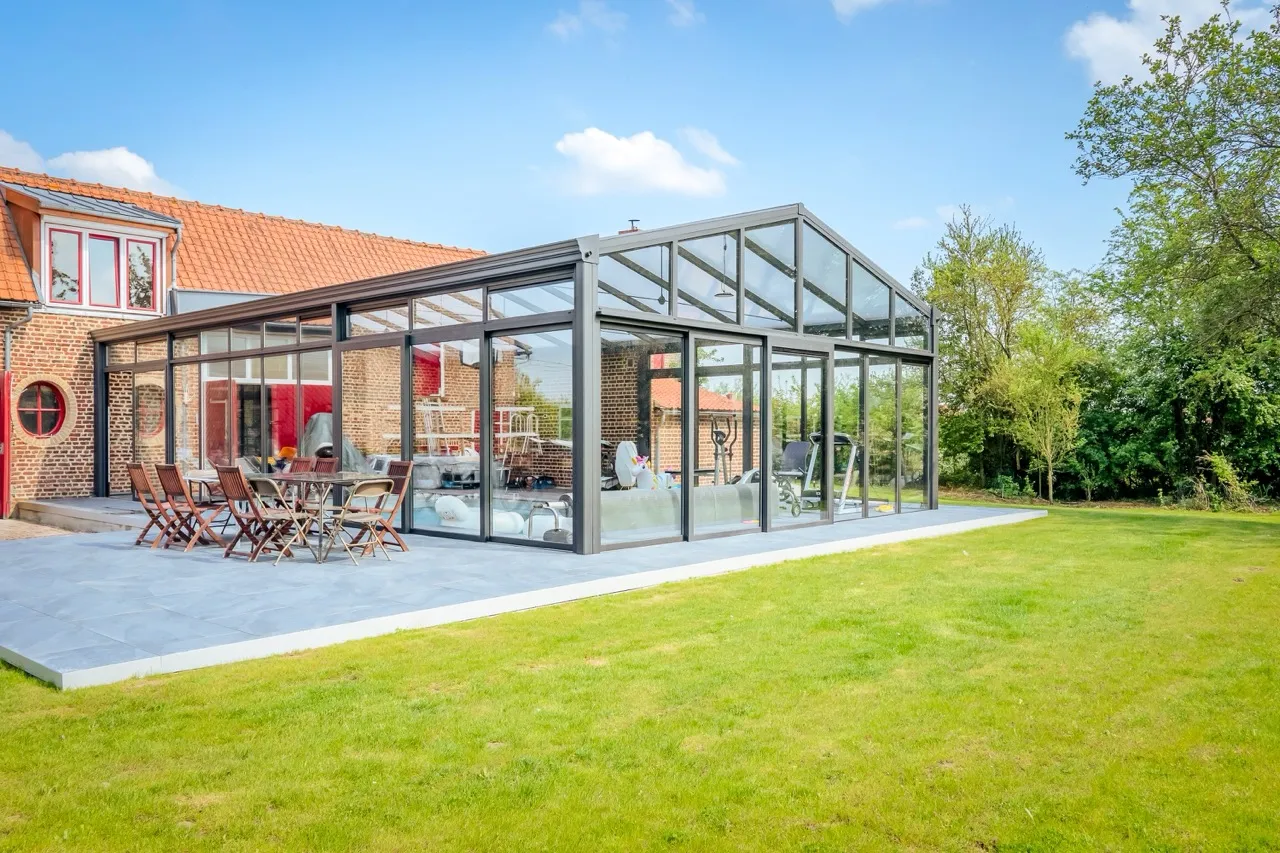 Véranda pour piscine dans un grand jardin arboré