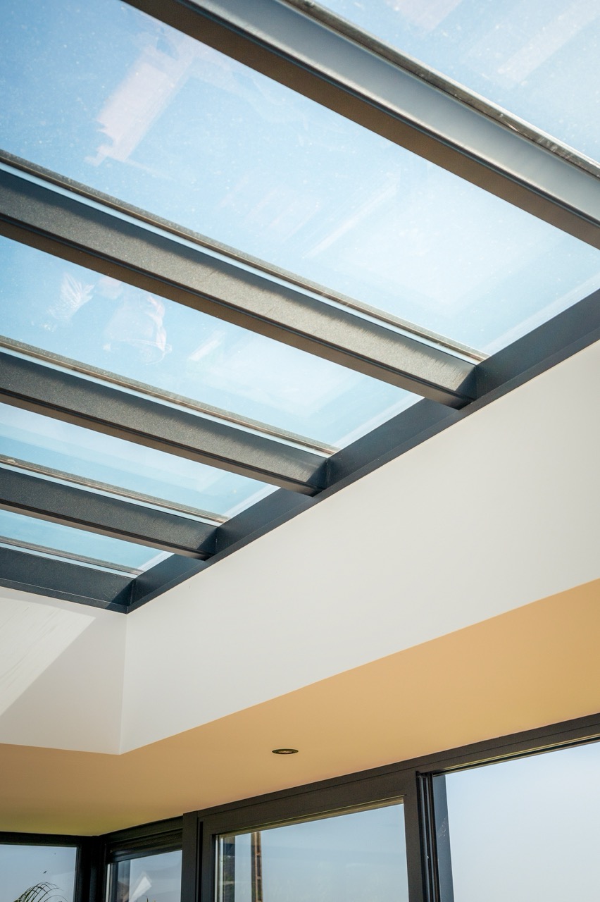 Photo d'un plafond vitré d'une véranda