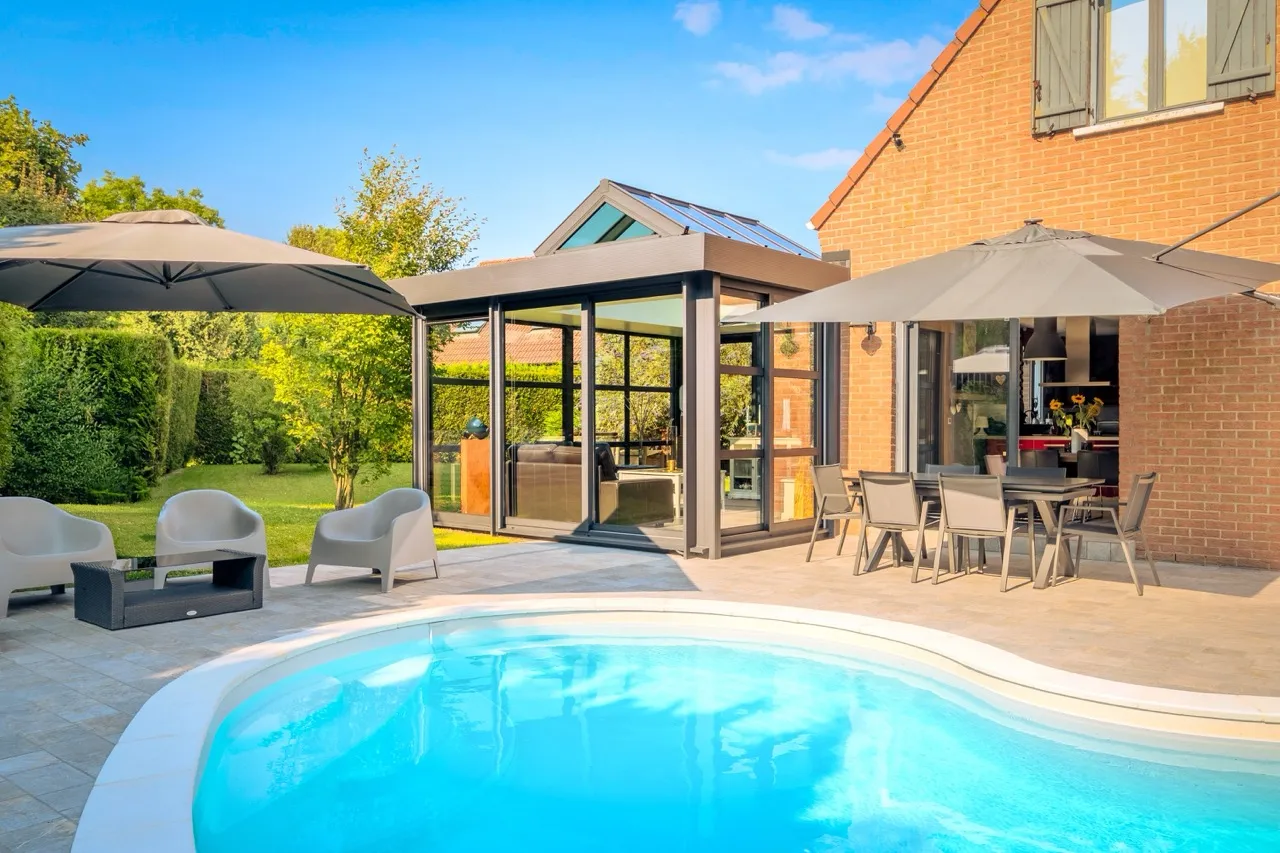 Extension véranda dans un espace terrasse avec piscine