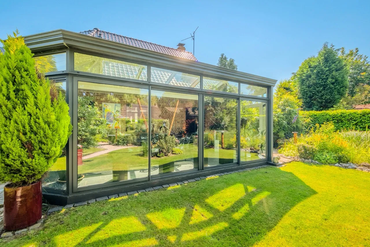Véranda dans un jardin lumineux
