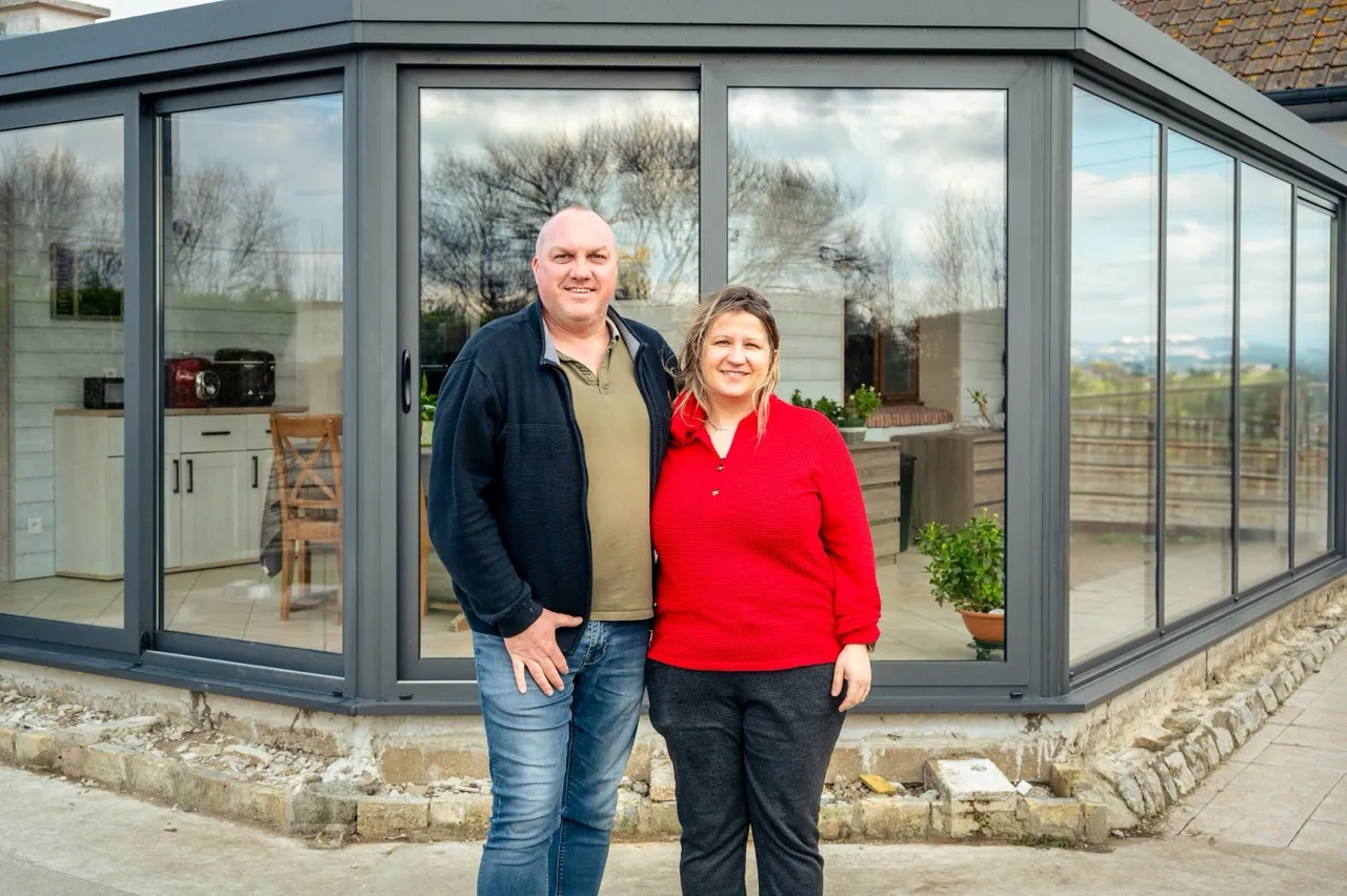 Client satisfait Standing Véranda avec une Véranda en fond