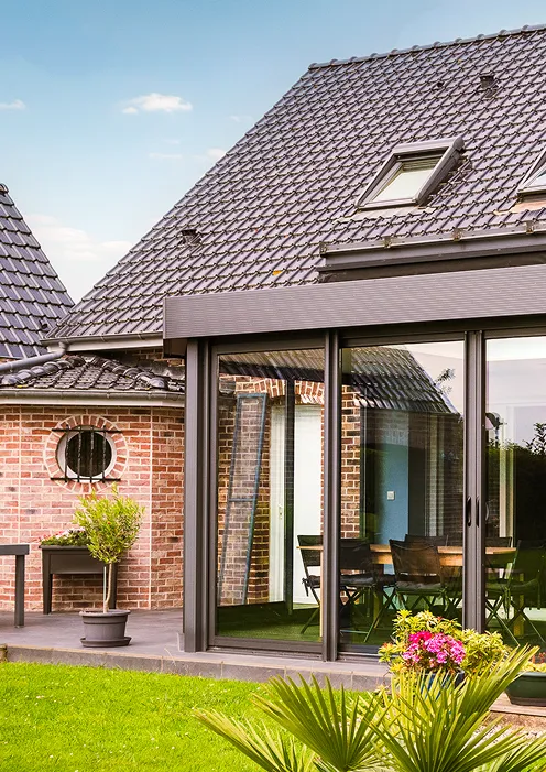 Véranda dans un jardin aménagé